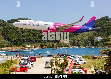 Skiathos, Griechenland - 25. Juni 2023: Wizzair Airbus A321neo Flugzeug am Skiathos Flughafen (JSI) in Griechenland. Stockfoto
