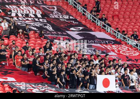 Wuhan, China. September 2023. Fans von Urawa Red Diamonds jubeln während des Spiels der AFC Champions League Gruppe J zwischen Chinas Wuhan Three Towns und Japans Urawa Red Diamonds bei der AFC Champions League 2023. Wuhan Three Towns, die 2022 in der Chinesischen Super League auf ihrer Jungfernreise gekrönt wurden, zogen mit dem dreimaligen Titelverteidiger Urawa Red Diamonds 2-2 beim AFC Champions League-Debüt zu Hause an. Quelle: SOPA Images Limited/Alamy Live News Stockfoto