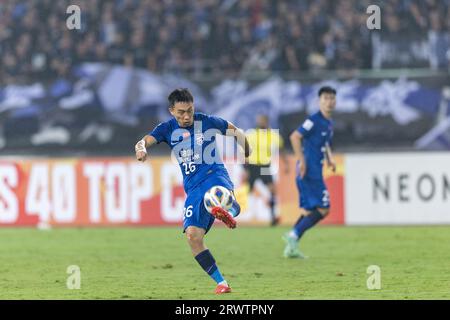 Wuhan, China. September 2023. Der Guan #26 von Wuhan Three Towns übergibt den Ball während des AFC-Champions-League-Spiels der Gruppe J zwischen Chinas Wuhan Three Towns und Japans Urawa Red Diamonds in der AFC Champions League 2023. Wuhan Three Towns, die 2022 in der Chinesischen Super League auf ihrer Jungfernreise gekrönt wurden, zogen mit dem dreimaligen Titelverteidiger Urawa Red Diamonds 2-2 beim AFC Champions League-Debüt zu Hause an. Quelle: SOPA Images Limited/Alamy Live News Stockfoto