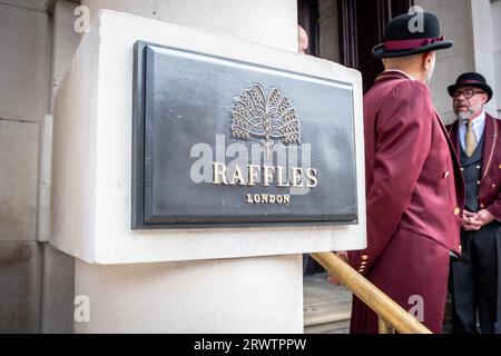 LONDON, 18. SEPTEMBER 2023: Raffles im OWO, Luxushotel in Whitehall, City of Westminster Stockfoto