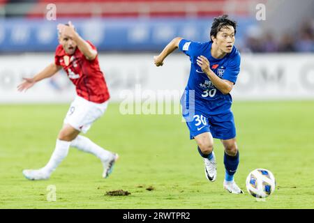 Wuhan, China. September 2023. Xie Pengfei #30 von Wuhan Three Towns spielt beim AFC Champions League-Spiel der Gruppe J zwischen Chinas Wuhan Three Towns und Japans Urawa Red Diamonds in der AFC Champions League 2023. Wuhan Three Towns, die 2022 in der Chinesischen Super League auf ihrer Jungfernreise gekrönt wurden, zogen mit dem dreimaligen Titelverteidiger Urawa Red Diamonds 2-2 beim AFC Champions League-Debüt zu Hause an. Quelle: SOPA Images Limited/Alamy Live News Stockfoto