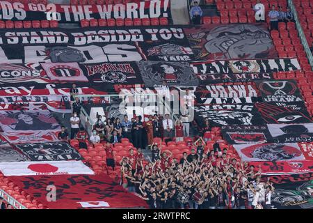 Wuhan, China. September 2023. Fans von Urawa Red Diamonds jubeln während des Spiels der AFC Champions League Gruppe J zwischen Chinas Wuhan Three Towns und Japans Urawa Red Diamonds bei der AFC Champions League 2023. Wuhan Three Towns, die 2022 in der Chinesischen Super League auf ihrer Jungfernreise gekrönt wurden, zogen mit dem dreimaligen Titelverteidiger Urawa Red Diamonds 2-2 beim AFC Champions League-Debüt zu Hause an. Quelle: SOPA Images Limited/Alamy Live News Stockfoto