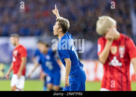 Wuhan, China. September 2023. Zhang Xiaobin #12 von Wuhan Three Towns feiert sein Tor während des AFC Champions League-Spiels der Gruppe J zwischen Chinas Wuhan Three Towns und Japans Urawa Red Diamonds in der AFC Champions League 2023. Wuhan Three Towns, die 2022 in der Chinesischen Super League auf ihrer Jungfernreise gekrönt wurden, zogen mit dem dreimaligen Titelverteidiger Urawa Red Diamonds 2-2 beim AFC Champions League-Debüt zu Hause an. Quelle: SOPA Images Limited/Alamy Live News Stockfoto