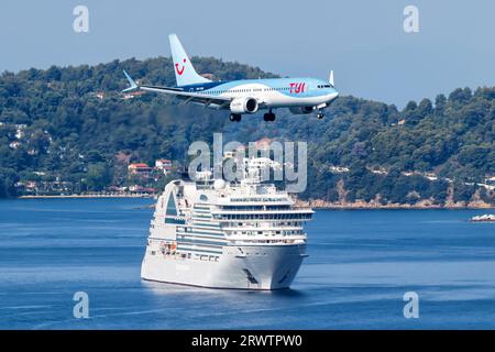 Skiathos, Griechenland - 30. Juni 2023: TUI Airlines Nederland Boeing 737 MAX 8 Flugzeug am Skiathos Airport (JSI) in Griechenland. Stockfoto