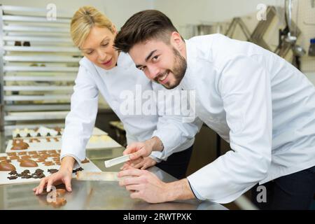 Porträt von Arbeitern, die Schokoladen-ostereier herstellen Stockfoto