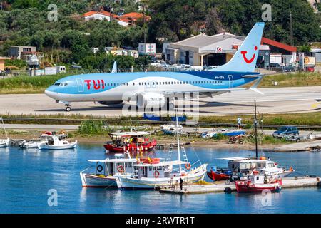 Skiathos, Griechenland - 30. Juni 2023: TUI Airlines Nederland Boeing 737 MAX 8 Flugzeug am Skiathos Airport (JSI) in Griechenland. Stockfoto