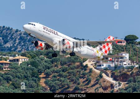 Skiathos, Griechenland - 28. Juni 2023: Volotea Airbus A320 am Skiathos Airport (JSI) in Griechenland. Stockfoto