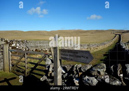 Wegweiser zur öffentlichen Brücke nach Malham Moor Lane, Bordley und Street Gate am Mastiles Gate auf der Mastiles Lane in der Nähe von Malham, Yorkshire Dales, Stockfoto