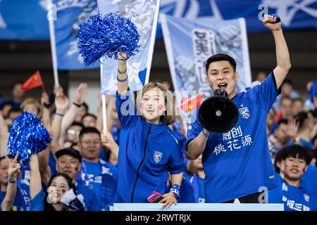 Wuhan, China. September 2023. Fans von Wuhan Three Towns jubeln beim AFC Champions League-Spiel der Gruppe J zwischen Chinas Wuhan Three Towns und Japans Urawa Red Diamonds bei der AFC Champions League 2023 zu. Wuhan Three Towns, die 2022 in der Chinesischen Super League auf ihrer Jungfernreise gekrönt wurden, zogen mit dem dreimaligen Titelverteidiger Urawa Red Diamonds 2-2 beim AFC Champions League-Debüt zu Hause an. (Foto: RenYong/SOPA Images/SIPA USA) Credit: SIPA USA/Alamy Live News Stockfoto