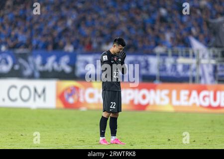 Wuhan, China. September 2023. Liu Dianzuo #22 von Wuhan Three Towns betet während des AFC Champions League-Spiels der Gruppe J zwischen Chinas Wuhan Three Towns und Japans Urawa Red Diamonds bei der AFC Champions League 2023. Wuhan Three Towns, die 2022 in der Chinesischen Super League auf ihrer Jungfernreise gekrönt wurden, zogen mit dem dreimaligen Titelverteidiger Urawa Red Diamonds 2-2 beim AFC Champions League-Debüt zu Hause an. (Foto: RenYong/SOPA Images/SIPA USA) Credit: SIPA USA/Alamy Live News Stockfoto