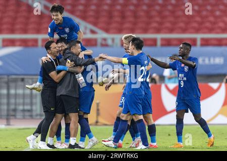 Wuhan, China. September 2023. Die Spieler von Wuhan Three Towns feiern das Tor während des Spiels der AFC Champions League Gruppe J zwischen Chinas Wuhan Three Towns und Japans Urawa Red Diamonds in der AFC Champions League 2023. Wuhan Three Towns, die 2022 in der Chinesischen Super League auf ihrer Jungfernreise gekrönt wurden, zogen mit dem dreimaligen Titelverteidiger Urawa Red Diamonds 2-2 beim AFC Champions League-Debüt zu Hause an. (Foto: RenYong/SOPA Images/SIPA USA) Credit: SIPA USA/Alamy Live News Stockfoto