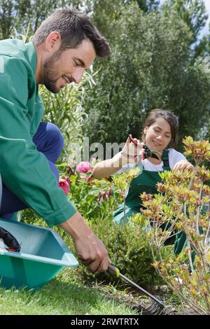 Ein paar Gärtner, die Blumen in dem fleckigen Haus in der Nähe Pflanzen Stockfoto