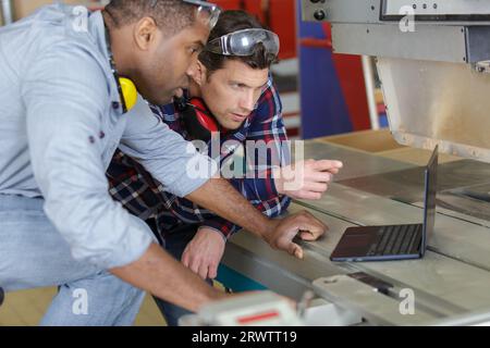 Zwei Ingenieure arbeiten an einem Laptop Stockfoto