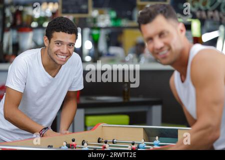 Zwei Männer spielen Kicker Stockfoto