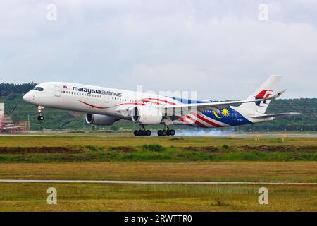 Kuala Lumpur, Malaysia - 5. Februar 2023: Airbus A350-900 von Malaysia Airlines am Flughafen Kuala Lumpur in Malaysia. Stockfoto