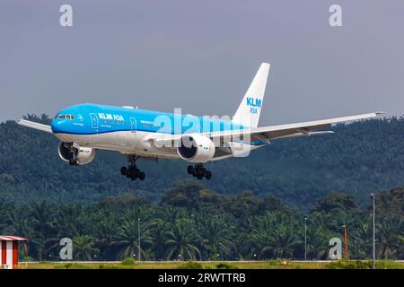 Kuala Lumpur, Malaysia - 5. Februar 2023: KLM Asia Boeing 777-200ER Flugzeug am Kuala Lumpur Flughafen in Malaysia. Stockfoto