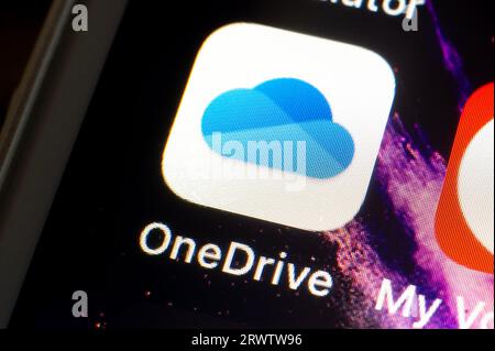 OSTRAVA, TSCHECHISCHE REPUBLIK - 2. AUGUST 2023: Logo der OneDrive Cloud Service Mobile App auf iOS Smartphone Stockfoto