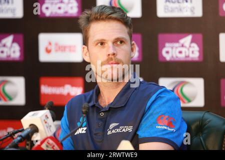 Lockie Ferguson, Kapitän des neuseeländischen ODI-Teams, nimmt nach einer Übungssitzung an der Pressekonferenz vor dem Spiel im BCB Academy Ground in Mirpur, Dhaka, Ban, Teil Stockfoto