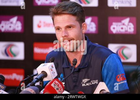 Lockie Ferguson, Kapitän des neuseeländischen ODI-Teams, nimmt nach einer Übungssitzung an der Pressekonferenz vor dem Spiel im BCB Academy Ground in Mirpur, Dhaka, Ban, Teil Stockfoto