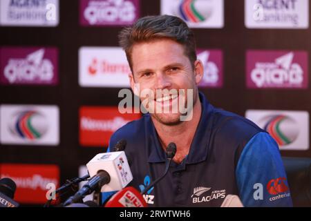 Lockie Ferguson, Kapitän des neuseeländischen ODI-Teams, nimmt nach einer Übungssitzung an der Pressekonferenz vor dem Spiel im BCB Academy Ground in Mirpur, Dhaka, Ban, Teil Stockfoto