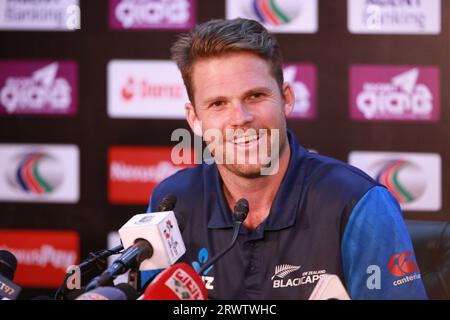 Lockie Ferguson, Kapitän des neuseeländischen ODI-Teams, nimmt nach einer Übungssitzung an der Pressekonferenz vor dem Spiel im BCB Academy Ground in Mirpur, Dhaka, Ban, Teil Stockfoto