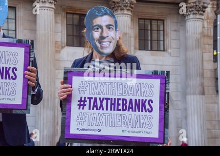 London, Großbritannien. September 2023. Aktivisten der Gruppe positive Money, die Masken von Rishi Sunak, BOE-Gouverneur Andrew Bailey und verschiedenen Banken tragen, protestieren gegen Zinsanhebungen und Profitgier außerhalb der Bank of England. Quelle: Vuk Valcic/Alamy Live News Stockfoto