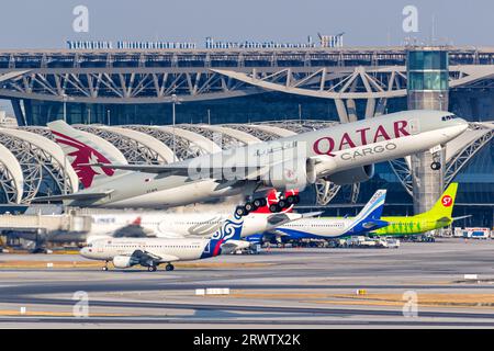 Bangkok, Thailand - 9. Februar 2023: Qatar Cargo Boeing 777-F Flugzeug am Bangkok Suvarnabhumi Flughafen in Thailand. Stockfoto