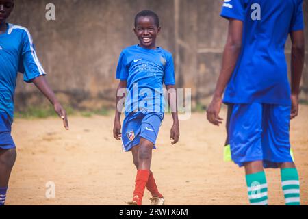 LAGOS, NIGERIA - 15. SEPTEMBER: Schuljungen spielen Fußball auf dem Ansarudeen Field Okota am 15. September 2023 in Lagos, Nigeria. Foto von Victor ihechi Stockfoto