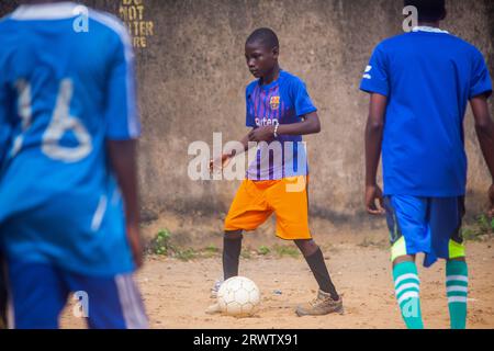 LAGOS, NIGERIA - 15. SEPTEMBER: Schuljungen spielen Fußball auf dem Ansarudeen Field Okota am 15. September 2023 in Lagos, Nigeria. Foto von Victor ihechi Stockfoto