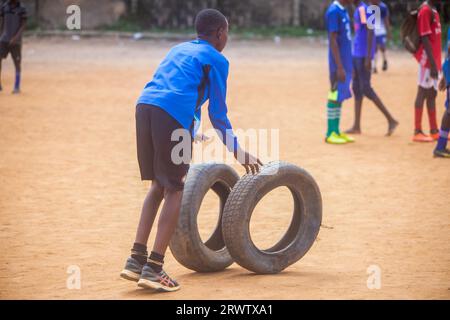 LAGOS, NIGERIA - 15. SEPTEMBER: Schuljungen spielen Fußball auf dem Ansarudeen Field Okota am 15. September 2023 in Lagos, Nigeria. Foto von Victor ihechi Stockfoto