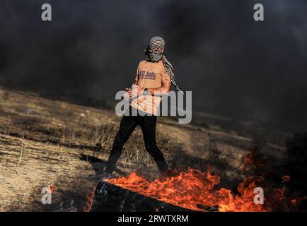 18. September 2023: Gaza-Streifen, Palästina. September 2023. Palästinenser setzten bei Auseinandersetzungen mit israelischen Streitkräften entlang des Zauns, der Gaza und Israel östlich von Gaza-Stadt trennt, Feuer auf Reifen. Israelische Truppen warfen Tränengaskannister und nutzten Live-Feuer, um die Demonstranten zu zerstreuen (Credit Image: © Yousef Mohammed/IMAGESLIVE via ZUMA Press Wire) NUR REDAKTIONELLE VERWENDUNG! Nicht für kommerzielle ZWECKE! Stockfoto