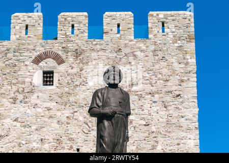 KUSADASI, TÜRKEI - 2. JUNI 2021: Dies ist ein Denkmal für Admiral Aruj Barbarossa in der Nähe der ZITADELLE der Festung Guverginada. Stockfoto