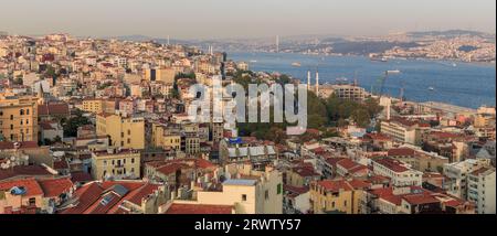 ISTANBUL, TÜRKEI - 10. SEPTEMBER 2017: Dies ist ein Blick auf den Bosporus vom Galata-Turm an einem späten Abend. Stockfoto