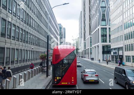 LONDON - 18. SEPTEMBER 2023: Londoner Doppeldeckerbus auf der Victoria Street, Westminster Stockfoto