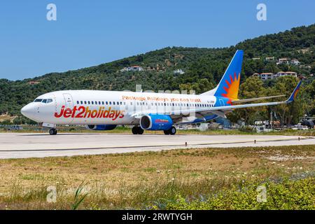 Skiathos, Griechenland - 24. Juni 2023: Jet2 Boeing 737-800 Flugzeug am Skiathos Flughafen (JSI) in Griechenland. Stockfoto