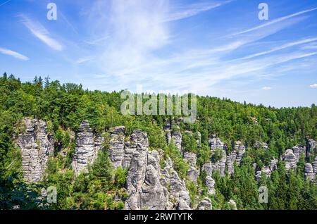 Malerischer Blick auf die felsigen Ausläufer des Elbsandsteingebirges in der Bastei, Sächsische Schweiz, Sachsen, Deutschland. Stockfoto