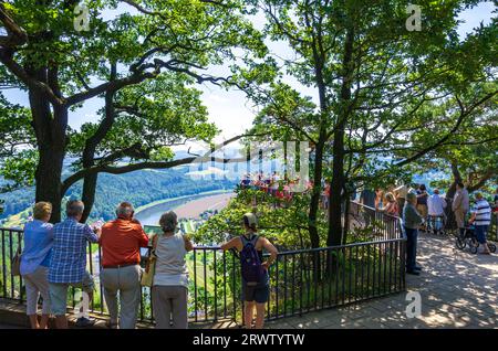 Touristen genießen den malerischen Blick auf die Elbe und das umliegende Elbsandsteingebirge von der Bastei, Sächsische Schweiz, Deutschland. Stockfoto