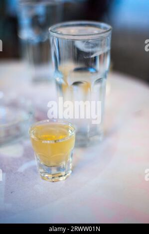 Wassergläser mit Shot-Gläsern auf einem Tisch an der Bar Stockfoto