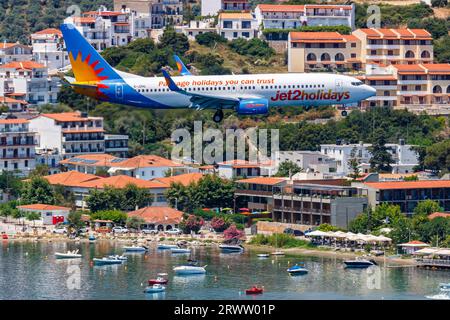 Skiathos, Griechenland - 28. Juni 2023: Jet2 Boeing 737-800 Flugzeug am Skiathos Flughafen (JSI) in Griechenland. Stockfoto