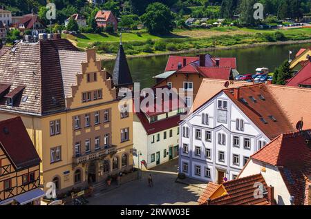 Blick von der Ruine des Schlosses Wehlen über den Marktplatz der malerischen Stadt Wehlen im Elbsandsteingebirge, Sachsen, Deutschland. Stockfoto