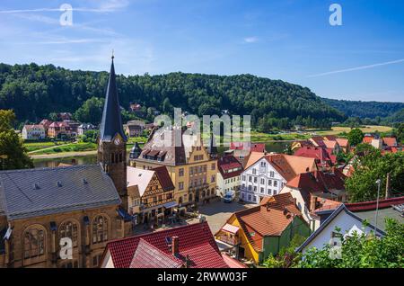 Blick von der Ruine des Schlosses Wehlen über den Marktplatz der malerischen Stadt Wehlen im Elbsandsteingebirge, Sachsen, Deutschland. Stockfoto