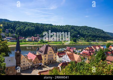 Blick von der Ruine des Schlosses Wehlen über den Marktplatz der malerischen Stadt Wehlen im Elbsandsteingebirge, Sachsen, Deutschland. Stockfoto