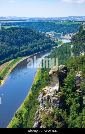 Malerischer Blick auf die Elbe und das umliegende Elbsandsteingebirge von der Bastei, Sächsische Schweiz, Sachsen, Deutschland. Stockfoto