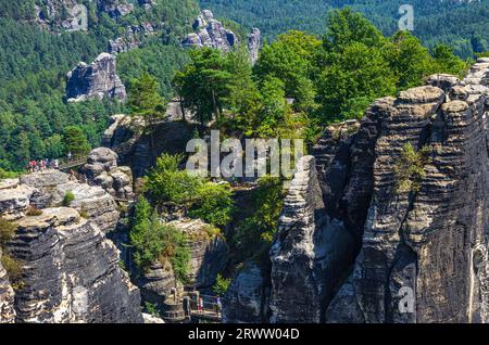 Malerischer Blick von der Bastei-Felsformation auf die umliegenden Klippen des Elbsandsteingebirges, Sächsische Schweiz, Sachsen, Deutschland. Stockfoto