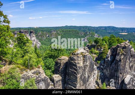 Malerischer Blick von der Bastei-Felsformation auf die umliegenden Klippen des Elbsandsteingebirges, Sächsische Schweiz, Sachsen, Deutschland. Stockfoto