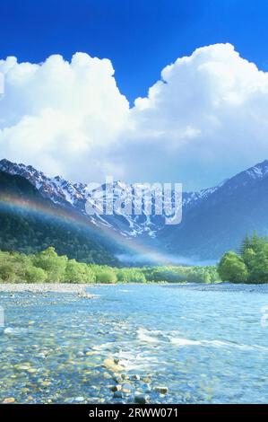 Die Hotaka-Bergkette, der Fluss Azusa und ein Regenbogen Stockfoto