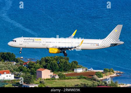 Split, Kroatien - 28. Mai 2023: Vueling Airbus A321 am Flughafen Split (SPU) in Kroatien. Stockfoto