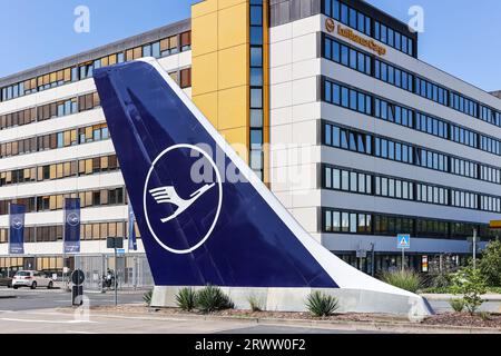 Frankfurt, Deutschland - 18. Juli 2023: Flugzeug-Tail im Lufthansa-Hauptquartier am Flughafen Frankfurt (FRA) in Deutschland. Stockfoto