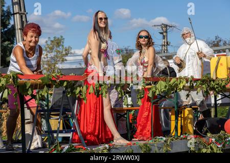 Traditionelle ungarische Ernteparade am 16. September 2023 im ungarischen Dorf Tapolca-Diszel. Traditionelle ungarische Kleidung. Stockfoto