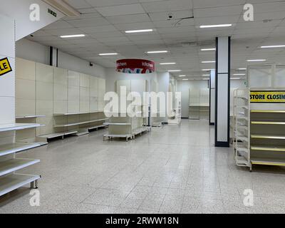 Slough, Großbritannien. September 2023. Die meisten Regale waren heute leer im Wilko Store in Slough, Berkshire. Das Geschäft schließt heute zum letzten Mal, und der verbleibende Lagerbestand wurde nach der Verwaltung von Wilko mit bis zu 80 % Rabatt verkauft. PwC, die Administratoren von Wilko, sollen die Auszahlung von Dividenden in Höhe von £ 77 Mio. in den letzten zehn Jahren vor der Verwaltung des Unternehmens überprüfen. Die Untersuchung wird wegen eines Defizits von 56 Millionen Pfund im Wilko-Pensionsfonds durchgeführt. Am Change.org wurde auch eine Petition für die Wilko-Mehrheitsaktionärin Lisa Wilkinson eingeleitet Stockfoto